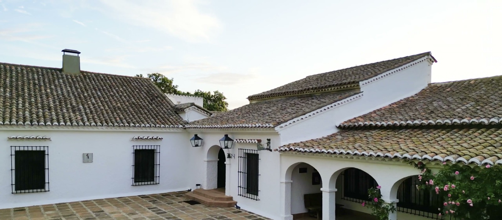 Patio castellano de la casa principal de La Ronca, con arquerías y suelo de canto rodado