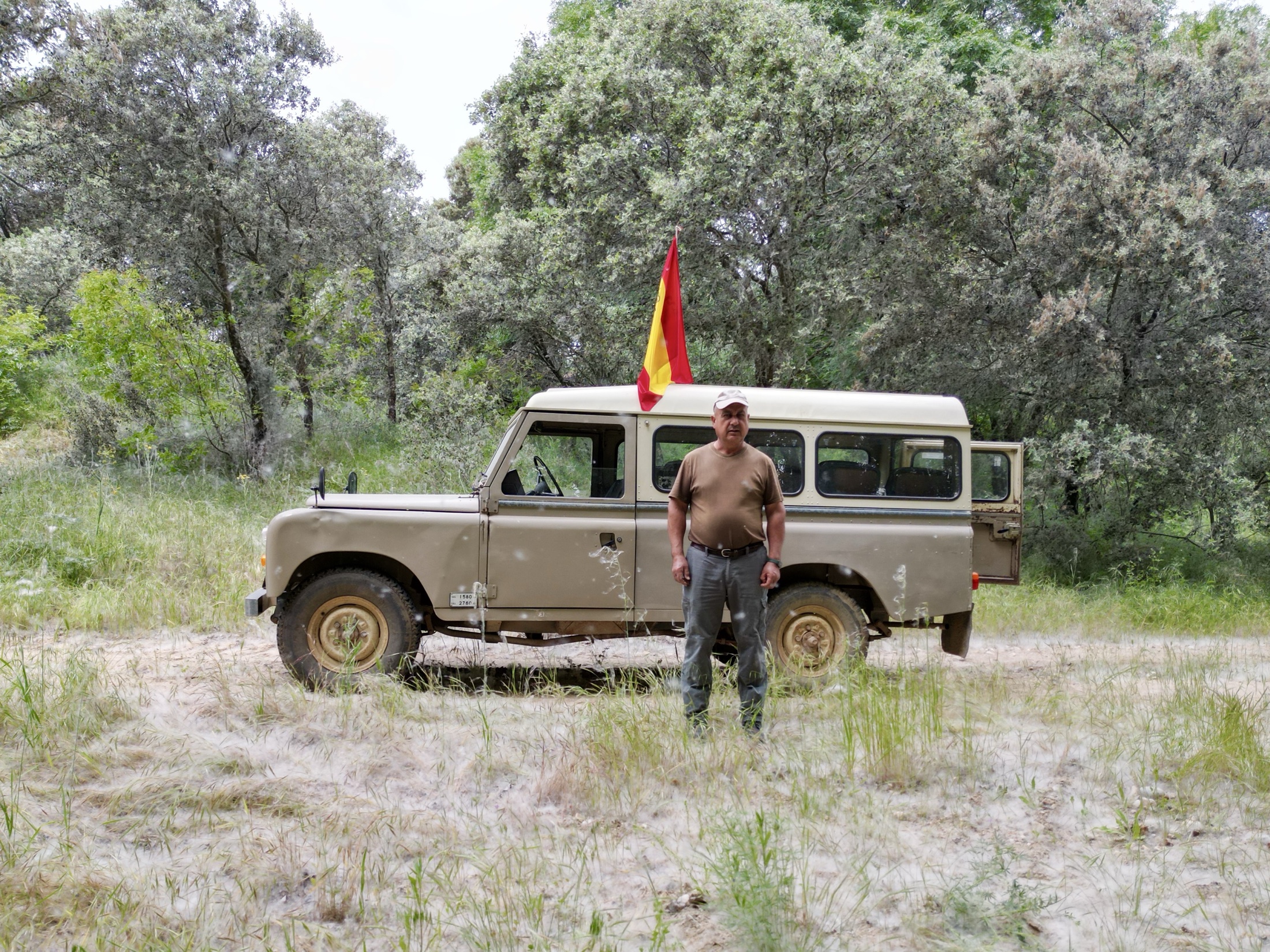 Guarda de finca junto a un Land Rover en el encinar de La Ronca